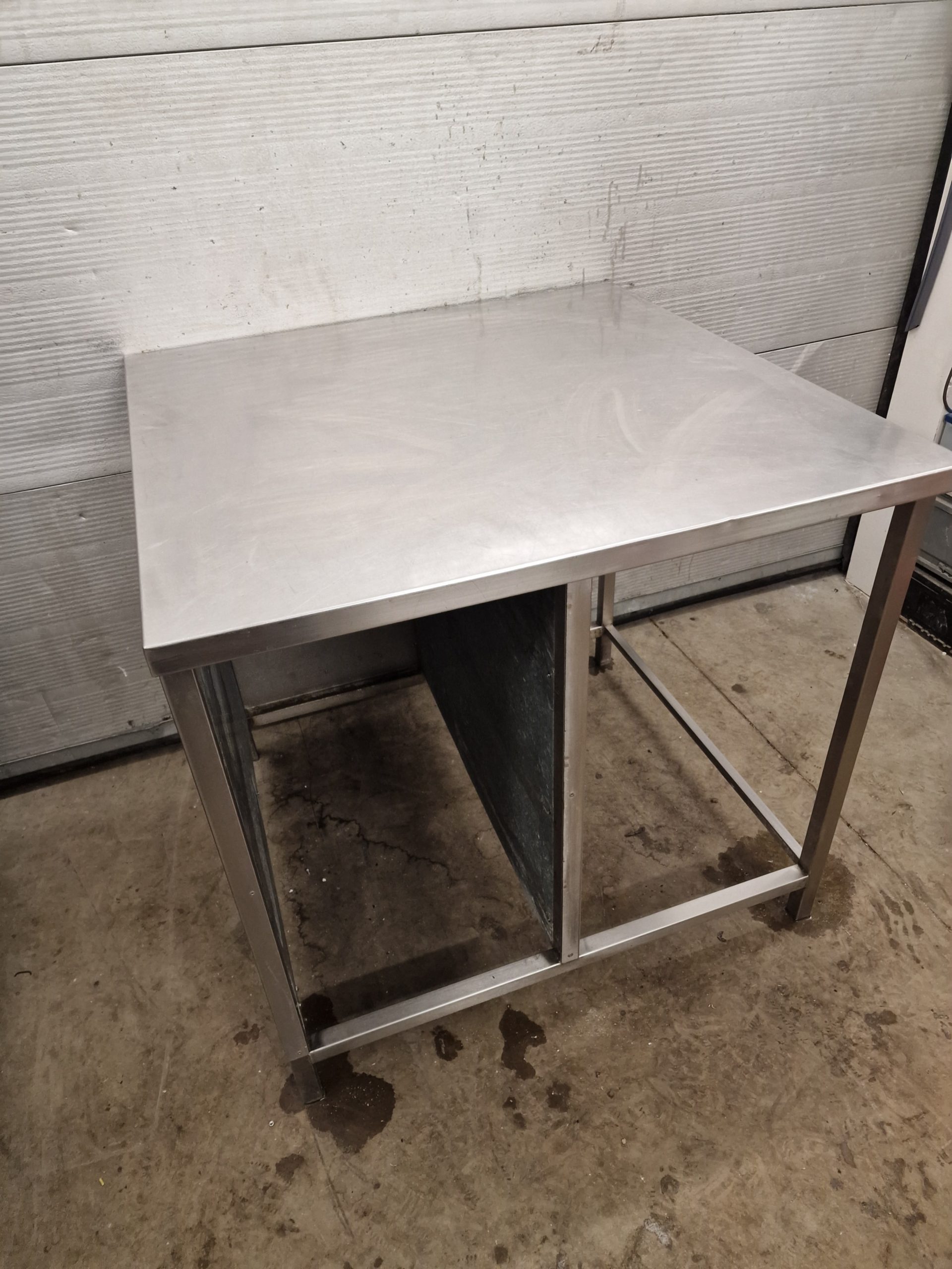 RST Roostevaba laud 900×900×900 - Image 3