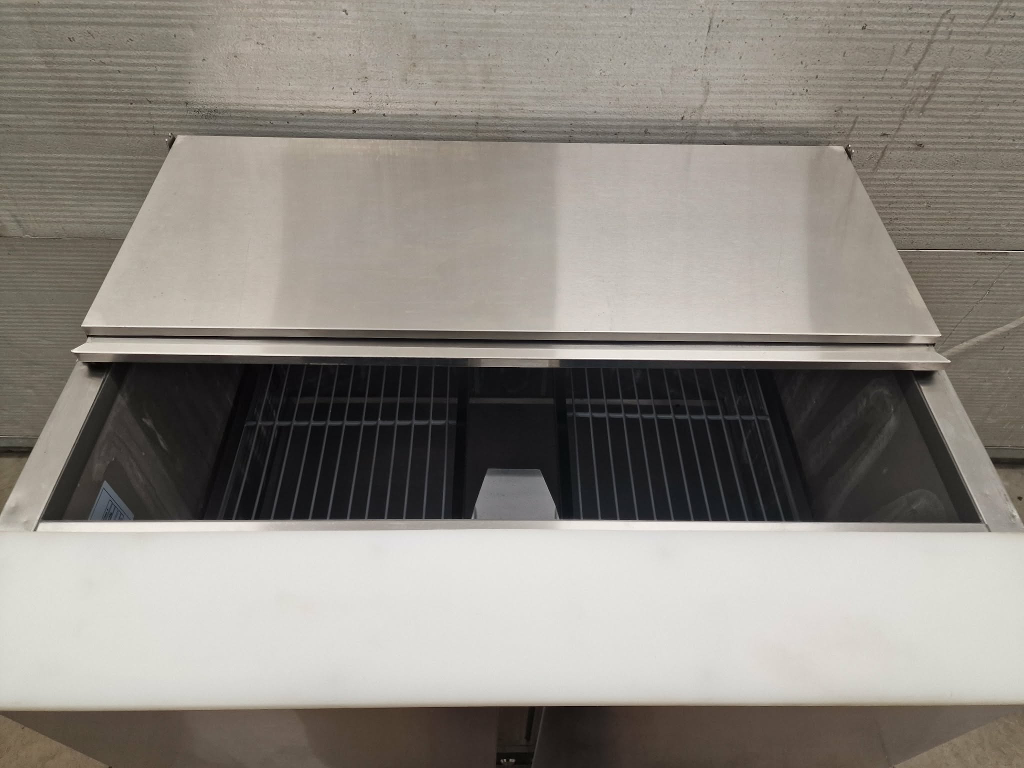 Külmlaud/Salatilett- 903 mm - 240 l - 2 ust - avatud pealt 2 x GN 1/1 ja 3 x GN 1/6 jaoks ja roostevabast terasest hingedega kaas - Image 4