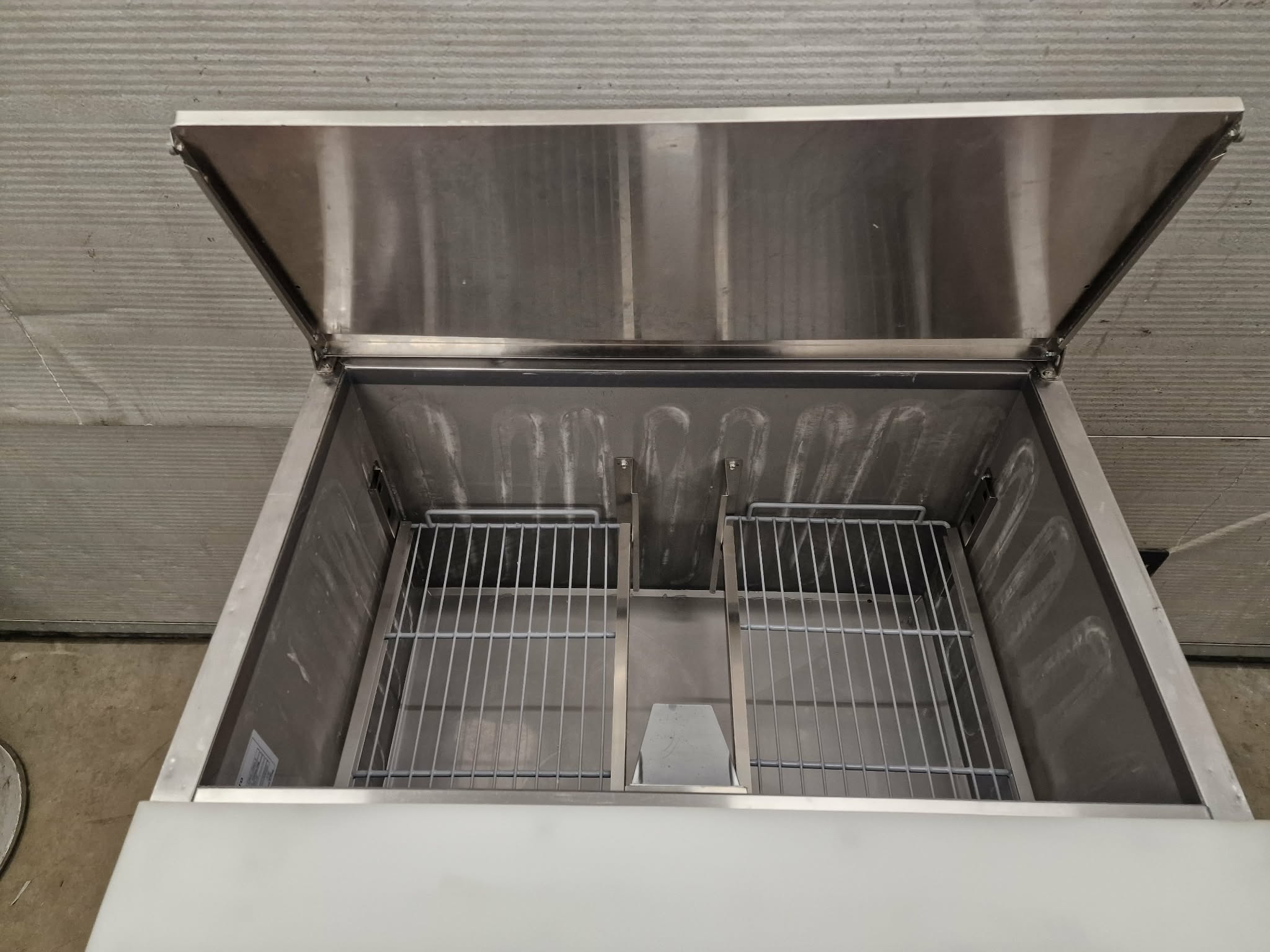 Külmlaud/Salatilett- 903 mm - 240 l - 2 ust - avatud pealt 2 x GN 1/1 ja 3 x GN 1/6 jaoks ja roostevabast terasest hingedega kaas - Image 6