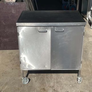 Roostevaba laud kapiga ratastel 800×600×900