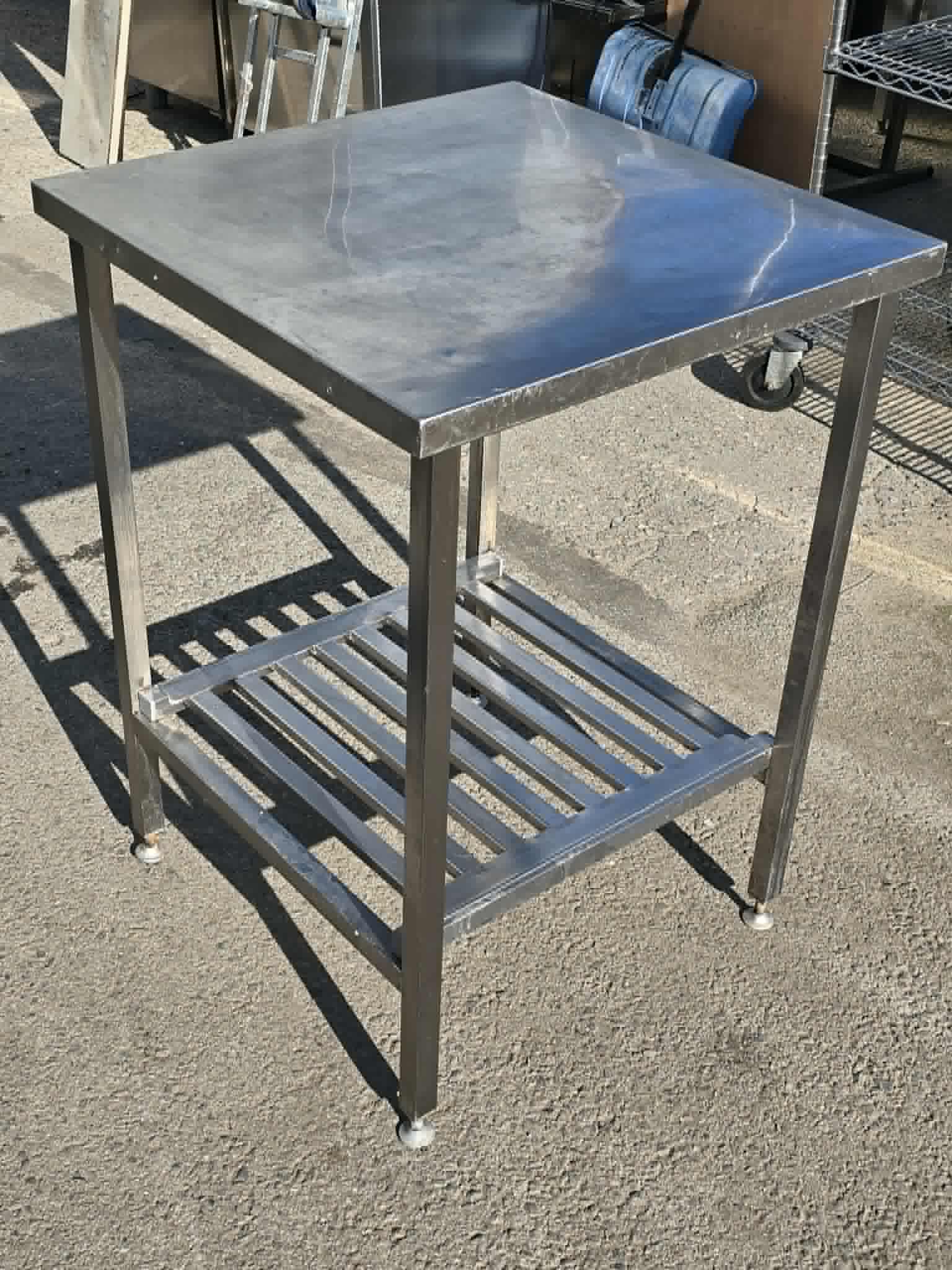 RST Roostevaba laud koos alusriiuliga 650×650×900