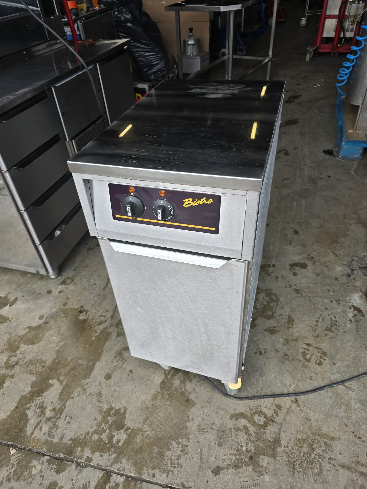 RST Kuumkapp Bistro HAU1600 ratastel